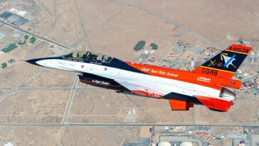 Durante los vuelos de prueba, el avión, conocido como 'X-62A' o 'VISTA' (en la foto), realizó despegues, aterrizajes y maniobras de combate sin intervención humana durante un total de más de 17 horas.