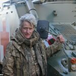 Nick Meads, de 61 años, realiza experiencias de manejo en vehículos militares antiguos, como tanques, en su granja en Brackley, Northamptonshire.