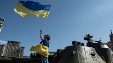 El compromiso de los ucranianos para luchar contra Rusia se fortalece, al igual que su expectativa de victoria, ya que la guerra entra en el segundo año.