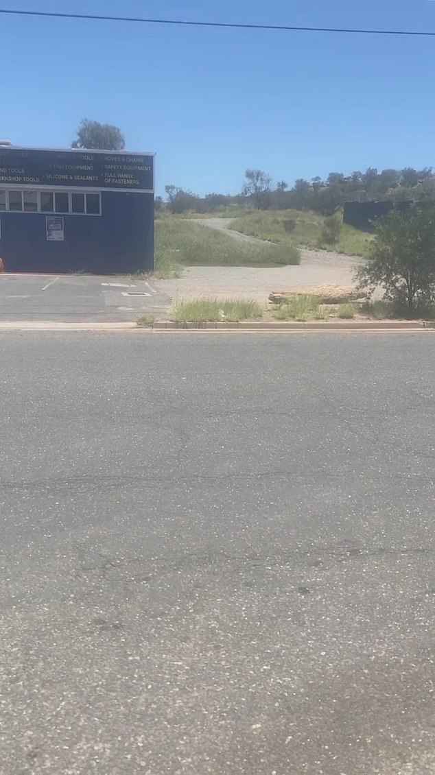 Un hombre afirmó que un atacante armado intentó ingresar a su negocio en Alice Springs mientras blandía un martillo en la última denuncia impactante de violencia de la ciudad del Territorio del Norte.