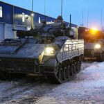 Un portavoz del Ministerio de Defensa le dijo a MailOnline que el ejército continúa cumpliendo con los compromisos operativos con Estonia.  En la imagen: los vehículos blindados británicos se preparan para moverse en el Campamento Militar de Tapa, en Estonia, en enero.