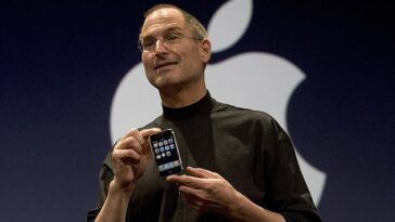 Se espera que un iPhone original, aún en su empaque, se venda por más de $50,000 (£41,000) en una subasta.  Aquí Steve Jobs sostiene el nuevo iPhone que se presentó el 9 de enero de 2007