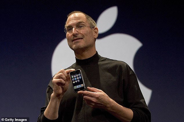 Se espera que un iPhone original, aún en su empaque, se venda por más de $50,000 (£41,000) en una subasta.  Aquí Steve Jobs sostiene el nuevo iPhone que se presentó el 9 de enero de 2007