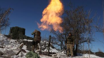 El jefe del grupo mercenario Wagner de Putin acusó al ministro de Defensa de Rusia de traición y de privar a sus fuerzas de municiones en un intento por destruir su ejército privado.  En la foto: los militares ucranianos disparan un mortero hacia la posición rusa en una línea de frente no lejos de Bakhmut en la región de Donetsk el 20 de febrero.