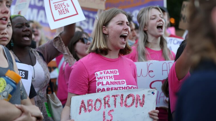 El juez sugiere que el aborto podría estar protegido por la Enmienda 13 a pesar del fallo de la Corte Suprema