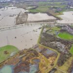 Los investigadores dijeron que el país podría enfrentar alrededor de 14 pulgadas (35 cm) de aumento del nivel del mar en comparación con los niveles históricos dentro de 30 años y es casi seguro que verá cerca de 3 pies (1 m) de avance para fines de siglo.  Aquí, una foto aérea de un dron de la ciudad de Allerton Bywater cerca de Castleford en Leeds, West Yorkshire, muestra los campos inundados por el río Aire.