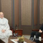 Unification minister asks for Buddhist circle&apos;s help in improving inter-Korean ties