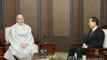 Unification minister asks for Buddhist circle&apos;s help in improving inter-Korean ties