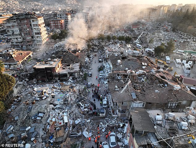 Los científicos han creado un nuevo modelo que podría predecir cuándo y dónde podría ocurrir el próximo gran terremoto.  Esto ocurre días después de que un terremoto de magnitud 7,8 sacudiera Turquía.  La foto es una imagen tomada el 9 de febrero sobre Hatay, Turquía.