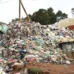 Millones de prendas de vestir baratas se tiran en Nairobi porque están demasiado sucias o dañadas para ser reutilizadas, lo que genera graves problemas ambientales y de salud para las comunidades vulnerables.