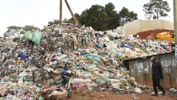 Millones de prendas de vestir baratas se tiran en Nairobi porque están demasiado sucias o dañadas para ser reutilizadas, lo que genera graves problemas ambientales y de salud para las comunidades vulnerables.