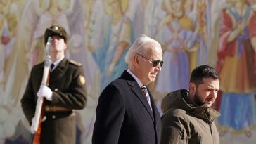 El presidente de los Estados Unidos, Joe Biden, aparece junto al presidente de Ucrania, Volodymyr Zelensky, en Kiev el lunes por la mañana en un paseo durante su visita sorpresa.