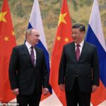 Según los informes, el presidente de China, Xi Jinping, instará a Vladimir Putin a no usar armas nucleares y presionará al Kremlin para que celebre conversaciones de paz con Ucrania cuando visite Rusia en los próximos meses.  En la imagen: Putin y Xi durante una reunión el 4 de febrero de 2022
