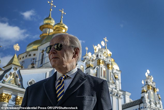 Joe Biden aparece en la foto el lunes en Kiev.  Los rusos fueron advertidos de antemano que él iba a estar allí.  Probaron un misil balístico intercontinental mientras estuvo allí, pero también advirtieron a Washington