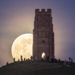La segunda luna llena del año iluminará el cielo nocturno durante las próximas dos noches, pero hay algo bastante inusual en esta.  En la foto, la luna llena de nieve sobre Glastonbury.