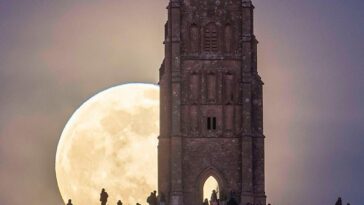 La segunda luna llena del año iluminará el cielo nocturno durante las próximas dos noches, pero hay algo bastante inusual en esta.  En la foto, la luna llena de nieve sobre Glastonbury.