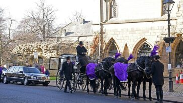La procesión finalmente se detuvo en la abadía de Hexham y el ataúd de Holly fue llevado adentro.