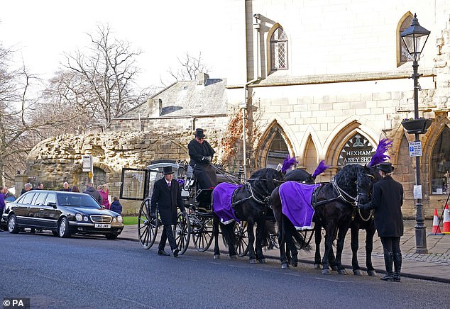 La procesión finalmente se detuvo en la abadía de Hexham y el ataúd de Holly fue llevado adentro.