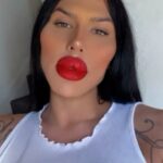 Sofía, de 27 años, de Manchester, comparte sus labios siempre cambiantes en TikTok con sus casi 13.000 seguidores, quienes tienen opiniones muy variadas sobre su atrevida estética.