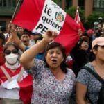 Indígenas peruanos van camino a la ciudad de Lima