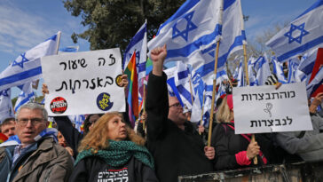Israelíes marchan contra el plan de reforma judicial mientras el presidente advierte sobre un "colapso legal"