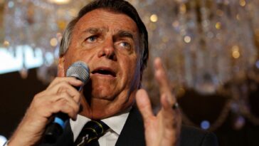Jair Bolsonaro considera volver a Brasil "en las próximas semanas"