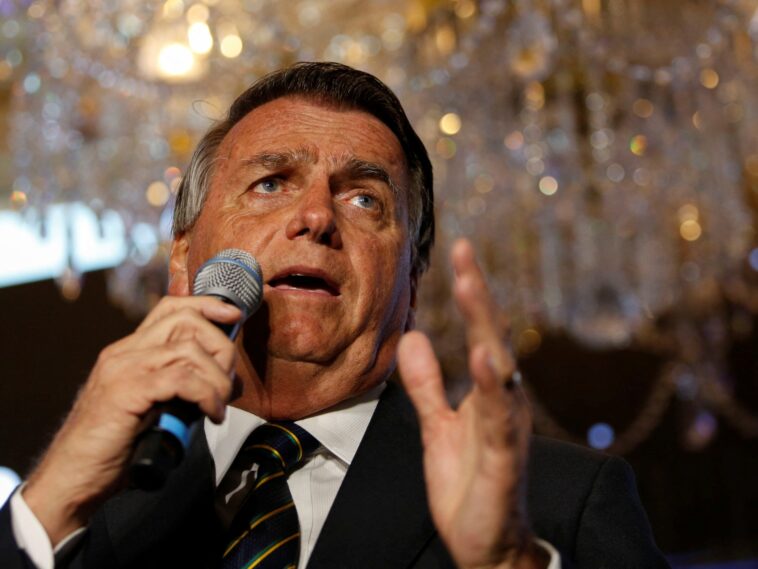 Jair Bolsonaro considera volver a Brasil "en las próximas semanas"