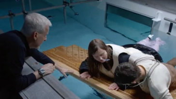 James Cameron realiza un experimento para acabar con el debate sobre la puerta del Titanic.  Ver promoción