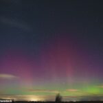 Ocasión extremadamente rara en la que la aurora boreal es visible sobre la aurora boreal de Great Yarmouth sobre Great Yarmouth, Norfolk, Reino Unido - 27 de febrero de 2023