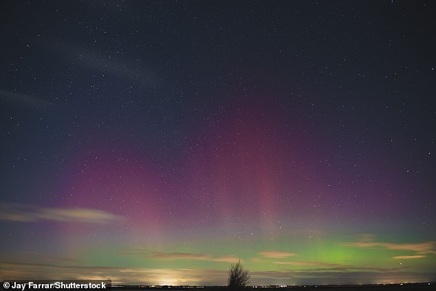 Ocasión extremadamente rara en la que la aurora boreal es visible sobre la aurora boreal de Great Yarmouth sobre Great Yarmouth, Norfolk, Reino Unido - 27 de febrero de 2023