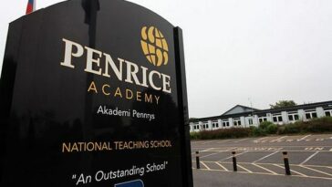 Los padres expresaron su enojo en línea después de que Penrice Academy, St Austell, dijera que las niñas deben solicitar un 'pase de tarjeta roja' mientras están en su período para ir al baño durante el horario de clase.