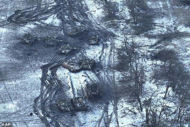 La evidencia en video muestra cómo Rusia sufrió pérdidas militares catastróficas después de que sus vehículos blindados fueran emboscados en Vuhledar.