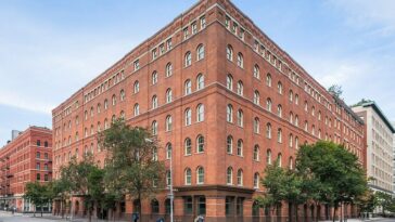 El apartamento fue anteriormente propiedad de Lewis Hamilton y es el más grande de un edificio de apartamentos de lujo en 443 Greenwich St.