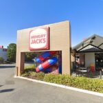 A Hungry Jack en el centro comercial Whitfords en el norte de Perth ha prohibido temporalmente la entrada a su tienda a cualquier persona menor de 17 años después de una serie de incidentes violentos.