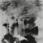 Los enfrentamientos navales y terrestres en Narvik en abril de 1940 resultaron inicialmente en la victoria de los Aliados contra las fuerzas alemanas.  Arriba: Los barcos alemanes naufragados se ven en la bahía de Narvik después del ataque de los barcos de guerra británicos en abril de 1940.