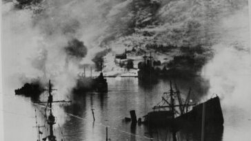 Los enfrentamientos navales y terrestres en Narvik en abril de 1940 resultaron inicialmente en la victoria de los Aliados contra las fuerzas alemanas.  Arriba: Los barcos alemanes naufragados se ven en la bahía de Narvik después del ataque de los barcos de guerra británicos en abril de 1940.