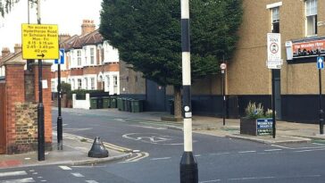 Esta señal de tráfico fuera de una escuela primaria en Balham, al suroeste de Londres, ha causado un dolor de cabeza de seis cifras al Consejo de Lambeth.  ¿Puedes averiguar qué tiene de malo?