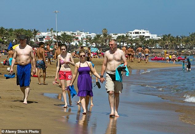 Turistas ingleses en la playa de Puerto del Carmen en Lanzarote (foto de archivo)