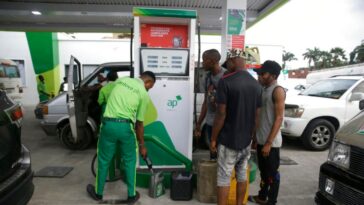 Las autoridades nigerianas piden calma mientras los ciudadanos protestan por la escasez de efectivo y combustible