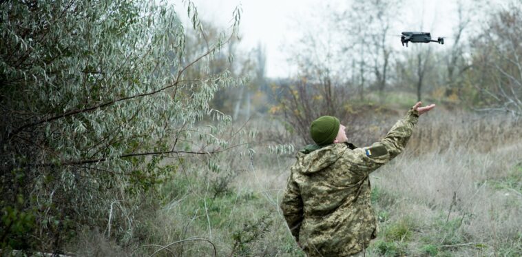 Lección de un año en guerra: a diferencia de los rusos, los ucranianos dominan una combinación de tecnología de punta y punta en el campo de batalla