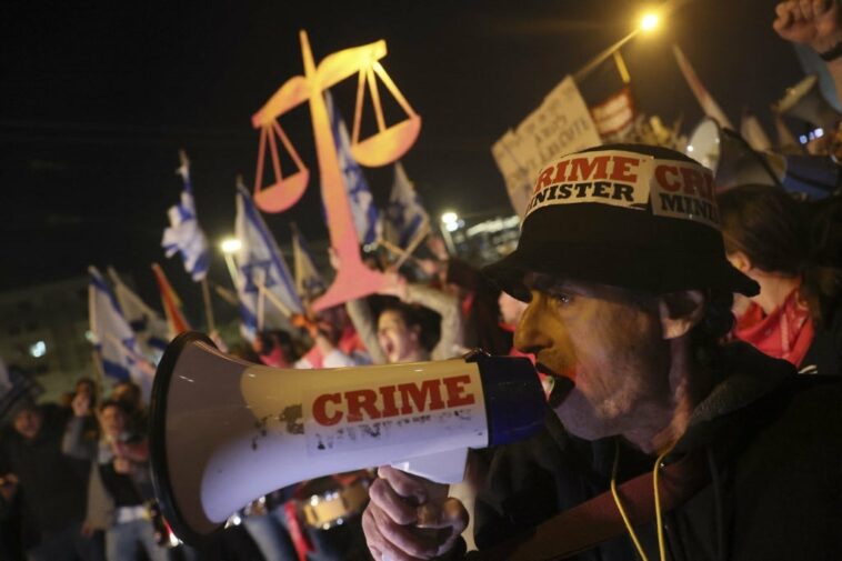 Los israelíes continúan las protestas del fin de semana contra los planes de reforma judicial de Netanyahu