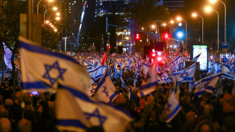 Los israelíes se manifiestan por quinta semana contra los planes del gobierno para controlar el poder judicial