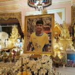 Madre Thanaporn Phromthep se unió a amigos y familiares mientras realizaban ritos religiosos para Duangphet 'Dom' Phromthep (visto en una fotografía en la ceremonia), de 17 años, en el templo Wat Phra That Doi Wao en la provincia de Chiang Rai, Tailandia, el 16 de febrero.