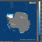 En la imagen: concentración de hielo marino en la Antártida el 13 de febrero de 2022. Las áreas bajas de concentración de hielo marino se representan como azules más oscuros y la línea naranja muestra la extensión media de 1981 a 2010 para ese día