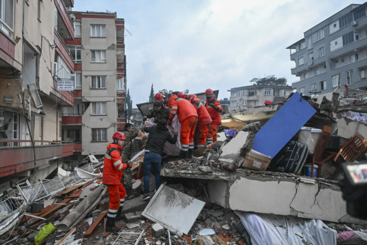 Los países árabes envían equipos de rescate a Turkiye después del terremoto mortal