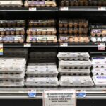 Los precios de los huevos al por mayor han 'colapsado'.  Por qué los consumidores pronto verán alivio