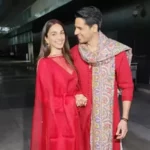 Los recién casados ​​Sidharth Malhotra y Kiara Advani, gemelos vestidos de rojo, salen del aeropuerto tomados de la mano y posan para los paparazzi.