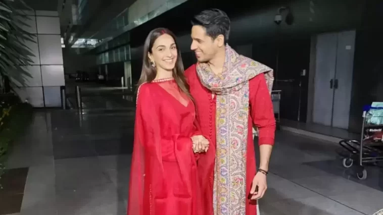 Los recién casados ​​Sidharth Malhotra y Kiara Advani, gemelos vestidos de rojo, salen del aeropuerto tomados de la mano y posan para los paparazzi.