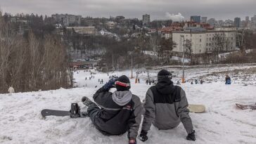 Las familias han inundado hoy las pistas de esquí de la estación de esquí de Protasiv Yar, cerca del centro de Kyiv, ya que los ataques con misiles han disminuido en la capital de Ucrania devastada por la guerra.