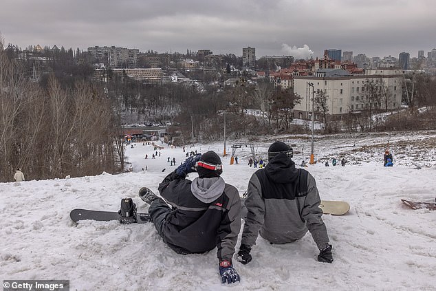 Las familias han inundado hoy las pistas de esquí de la estación de esquí de Protasiv Yar, cerca del centro de Kyiv, ya que los ataques con misiles han disminuido en la capital de Ucrania devastada por la guerra.